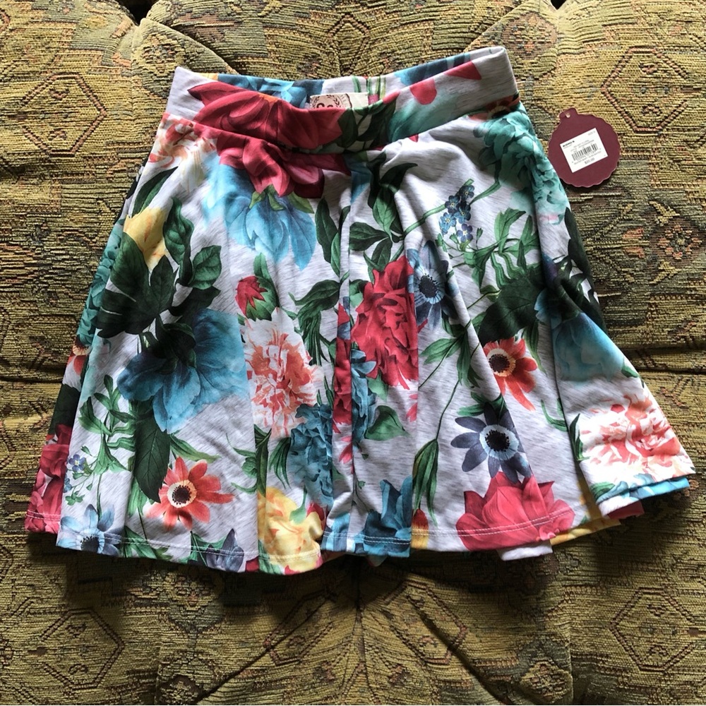 SO Junior’s Size Small Skater Skirt *runs small* Pull-On Knit Gray Floral *NWT*
